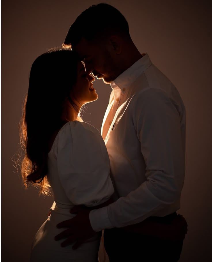 Casal em silhueta ao entardecer